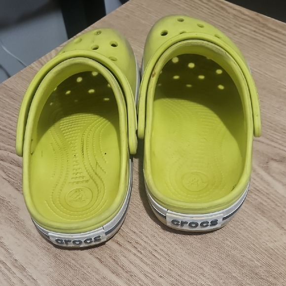 Crocs Kids Yellow Clogs Size 2 - Picture 2 of 4